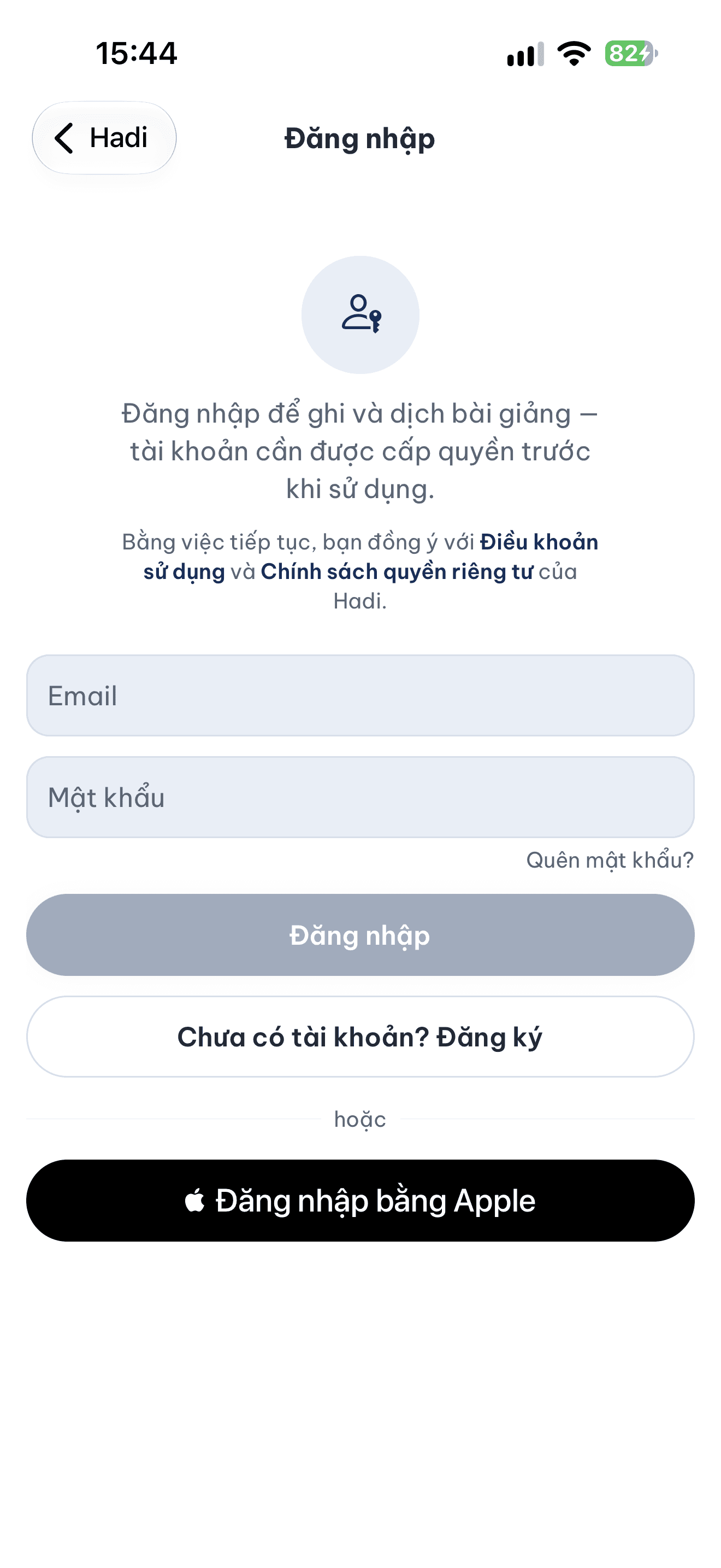 Màn đăng nhập của Hadi với ô email, ô mật khẩu và nút Sign in with Apple