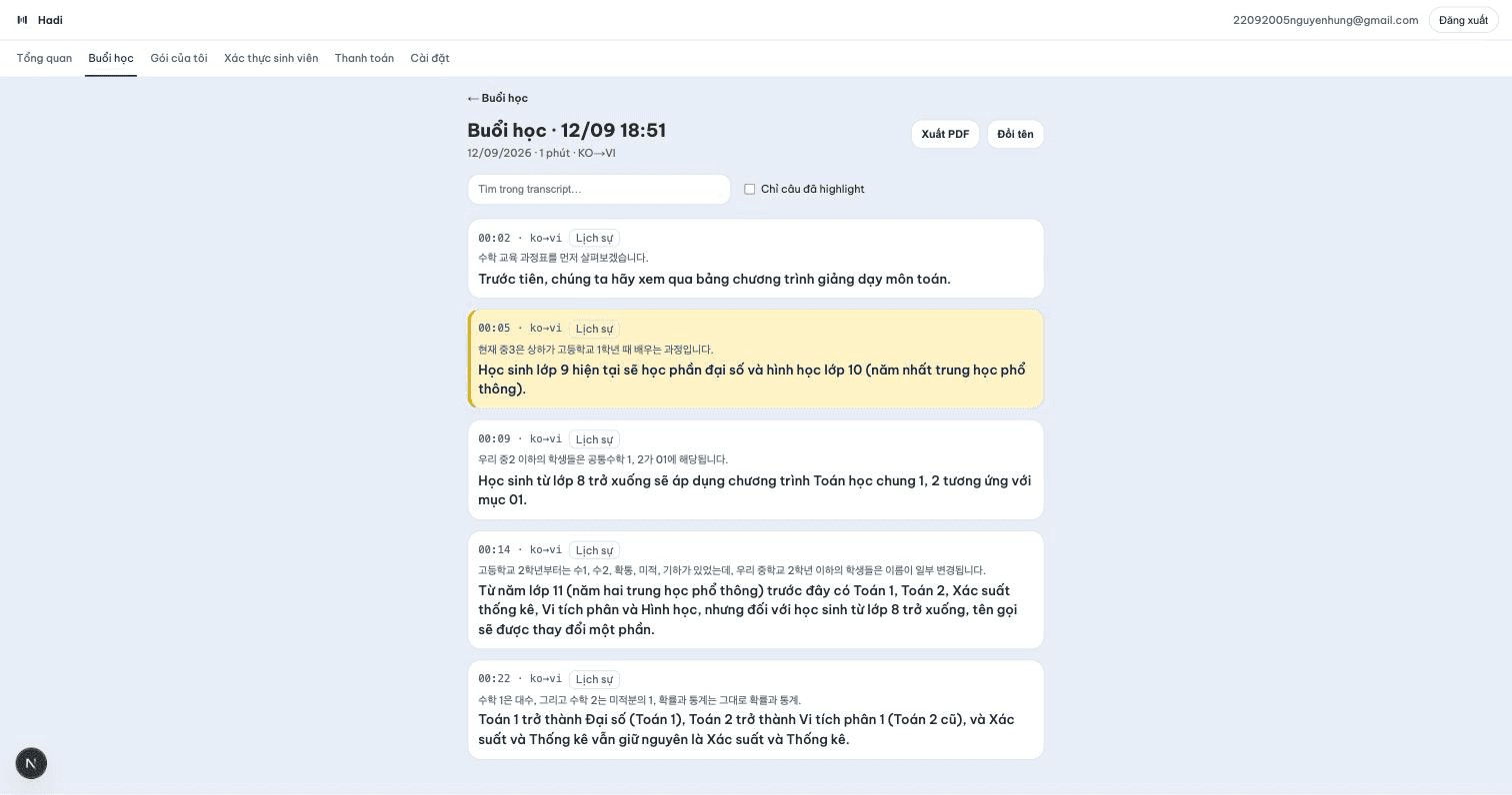 Trang web Hadi mở một buổi học trên trình duyệt, transcript song ngữ trải rộng trên màn hình máy tính
